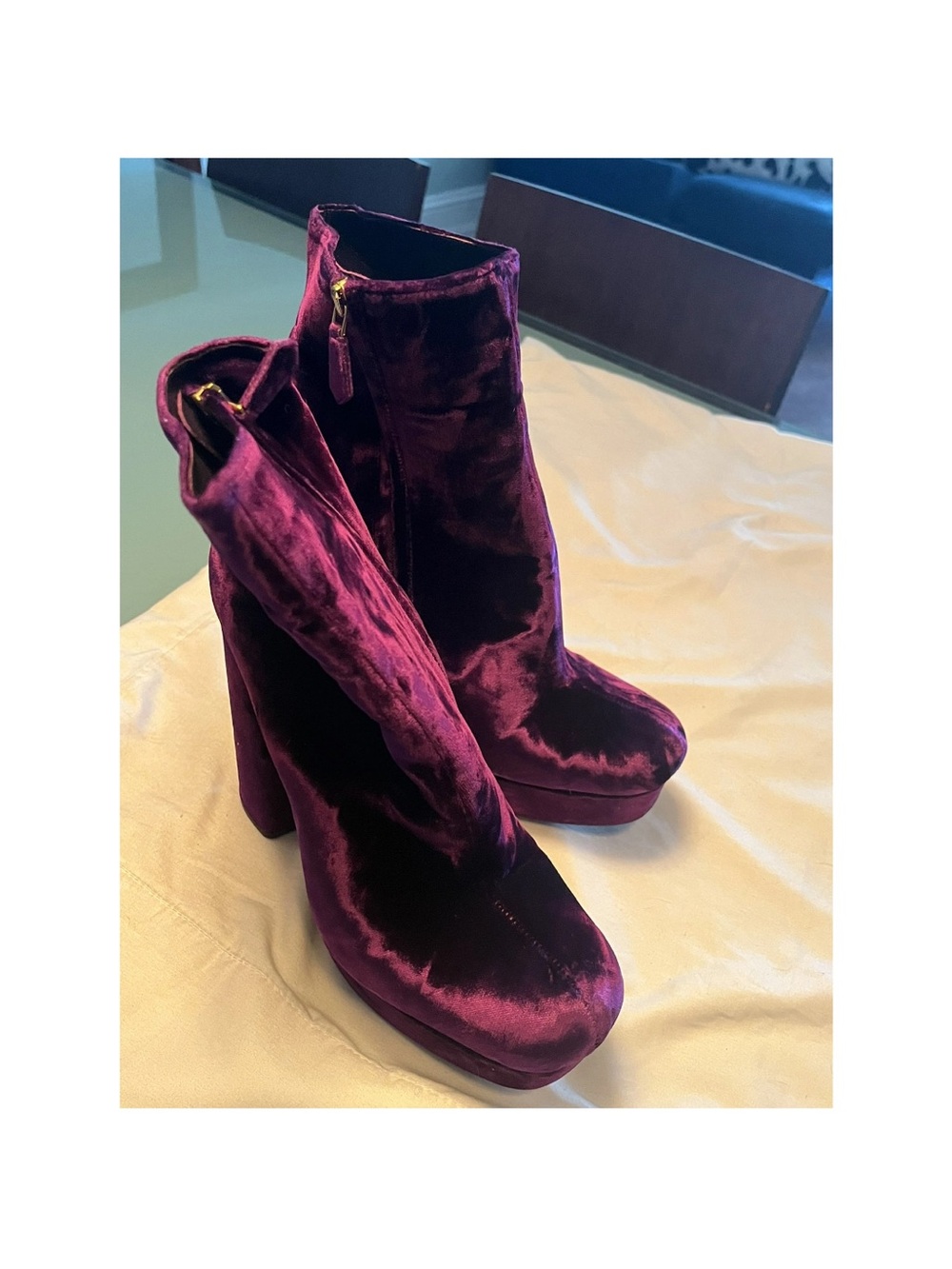 PRADA
Velvet ankle boots
38.5 EU
Never worn - Plum